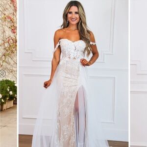 Elegant White Lace Off-Shoulder Wedding Dress
